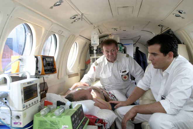 DRK - Flugdienst München: ärztliche Betreuung eines Kranken im Flugzeug- 2007 DRK - Flugdienst München: ärztliche Betreuung eines Kranken im Flugzeug- 2007